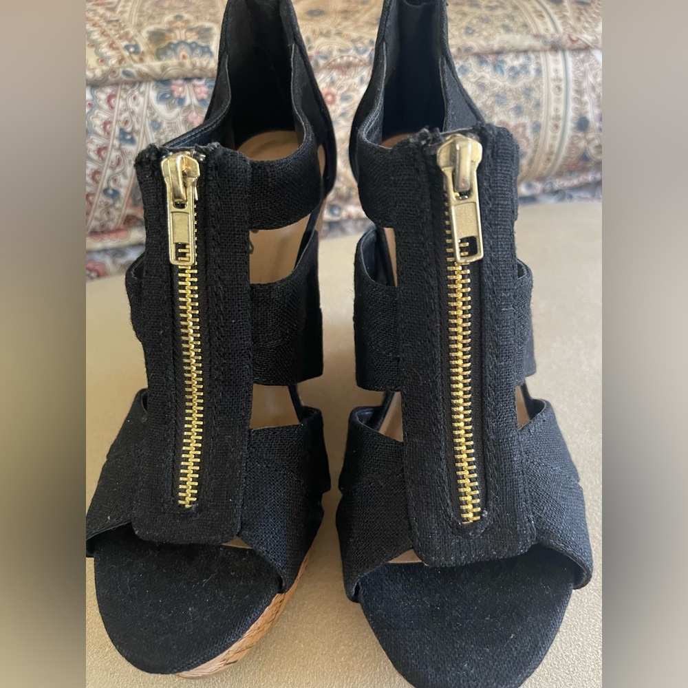 Soda Black Wedge Cork Heels with Gold Zipper and Cut-Out Design Sz 6.5